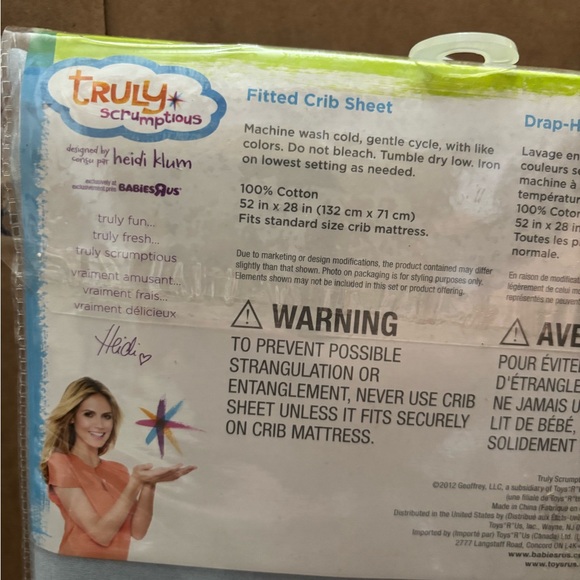 “Truly Scrumptious" fitted crib sheet from the "Dinosaur Tracks" - Picture 3 of 13